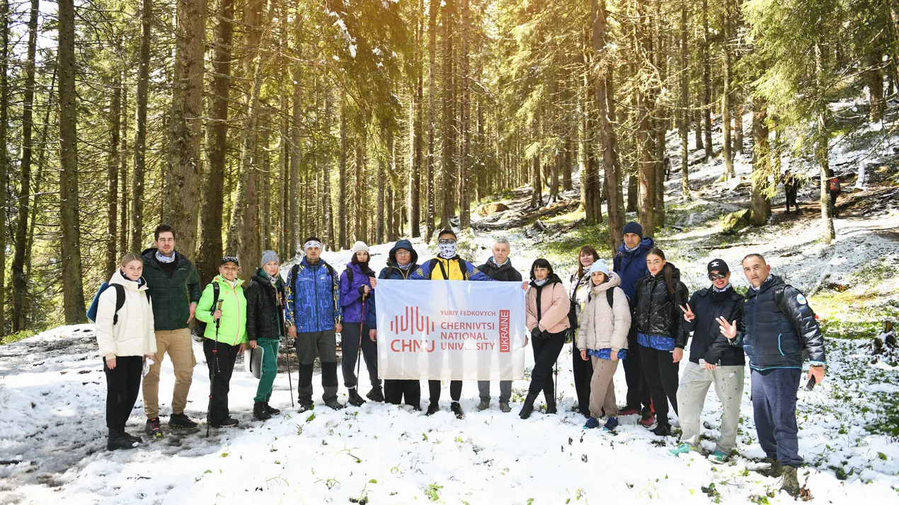 Прапор Чернівецького національного університету імені Юрія Федьковича – на найвищій вершині України