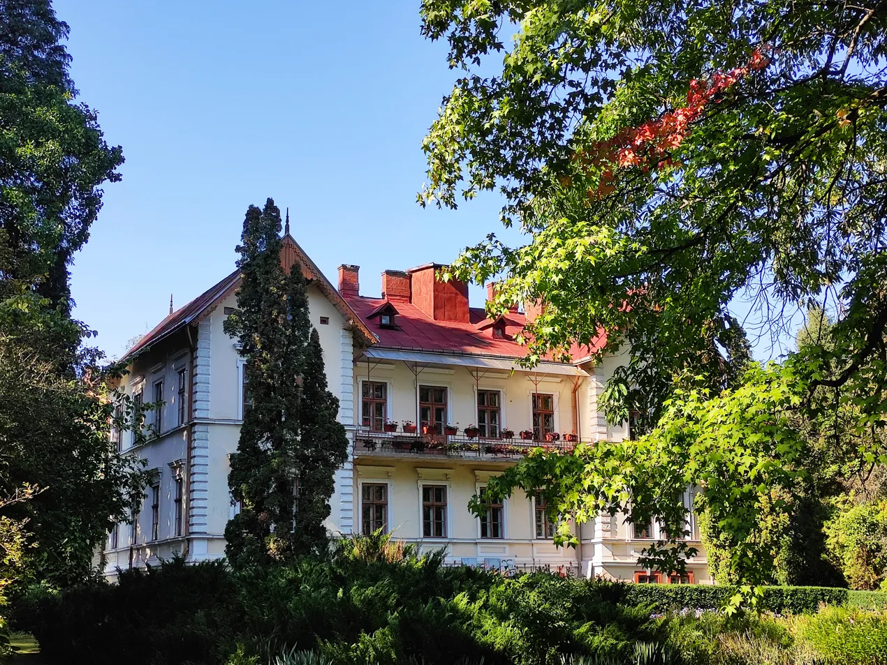 The administration building of the Botanical Garden, the Department of Botany, Forestry and Horticulture of ChNU are also located here