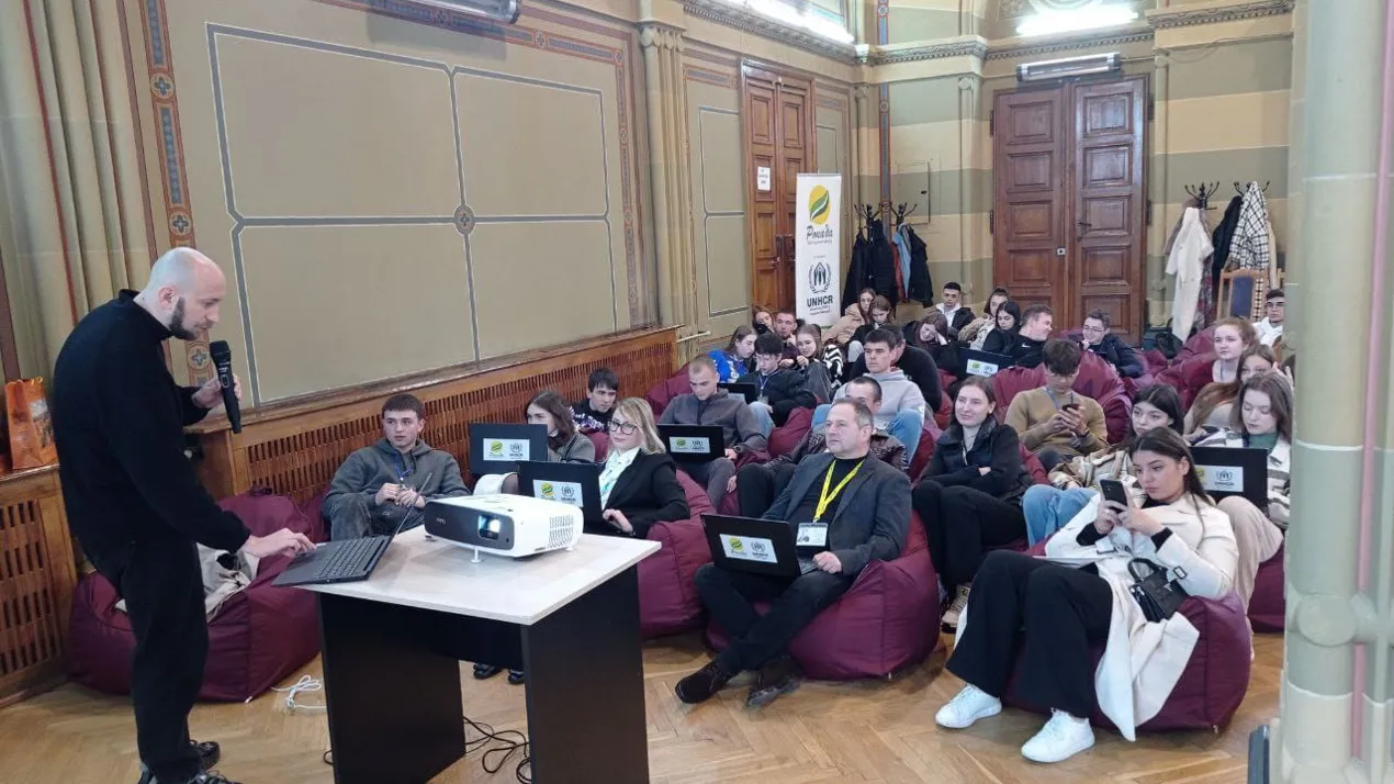 Заняття у діджитал-хабі в рамках проєкту Бізнес-інкубатор📚💰🔥 "Innovation challenge" ЧНУ ім. Юрія Федьковича.