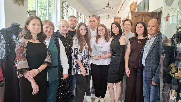 12 червня в місті Вижниця відбулася презентація збірки поезій «Тонкострунна арфа» Дмитра Загула – самобутнього буковинського митця, життя і творчість якого стали символом духовної незламності й національного самоствердження.