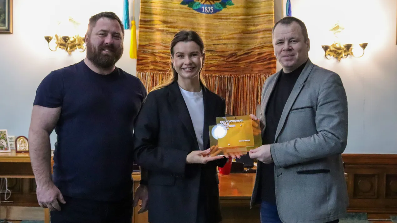 Чернівецький національний університет імені Юрія Федьковича отримав відзнаку від компанії SoftServe "Золотий освітній партнер"