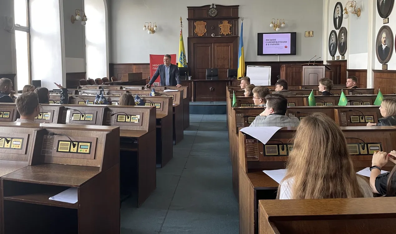 Лекція для стажистів у Чернівецькій міській раді
