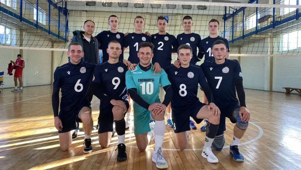 Волейбольна команда «ЧНУ-Ок-Ойл» стартував з двох перемог у першому турі XXXІ чемпіонату України ІІ ліга Dmart серед чоловічих команд сезону 2021/2022 років.