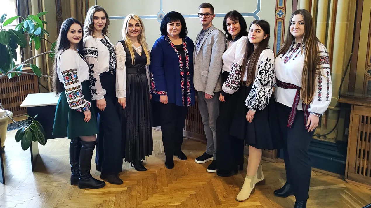 Ні, наша мова не згине, її не знищать сили злі!