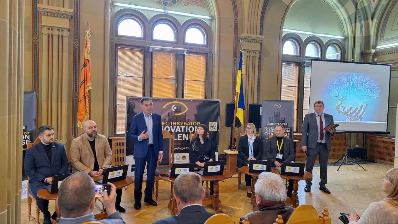 23 квітня у Шевченковій залі Чернівецького національного університету імені Юрія Федьковича відбулось відкриття Діджитал-хабу з використанням штучного інтелекту в рамках проєкту Бізнес-інкубатор "Innovation challenge"📚💰🔥